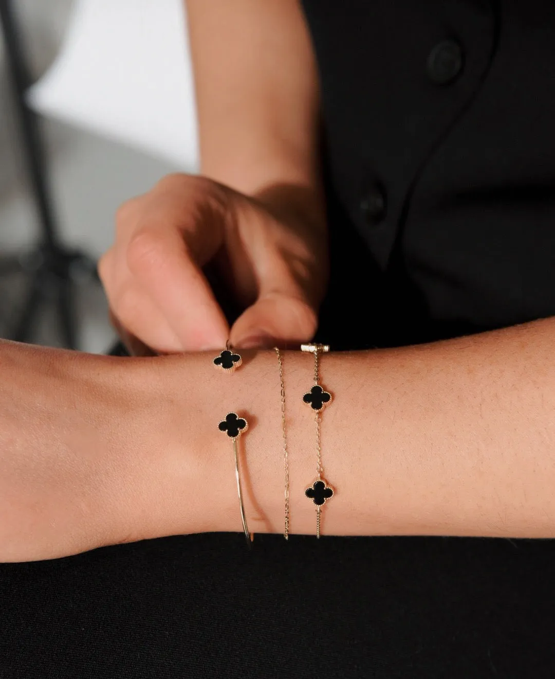 9ct Yellow Gold Black Onyx Clover Bangle