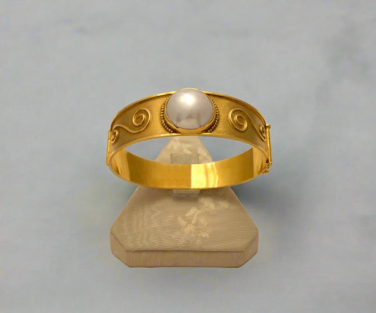 Bracelet in 18k gold with mabe pearl (C-02)