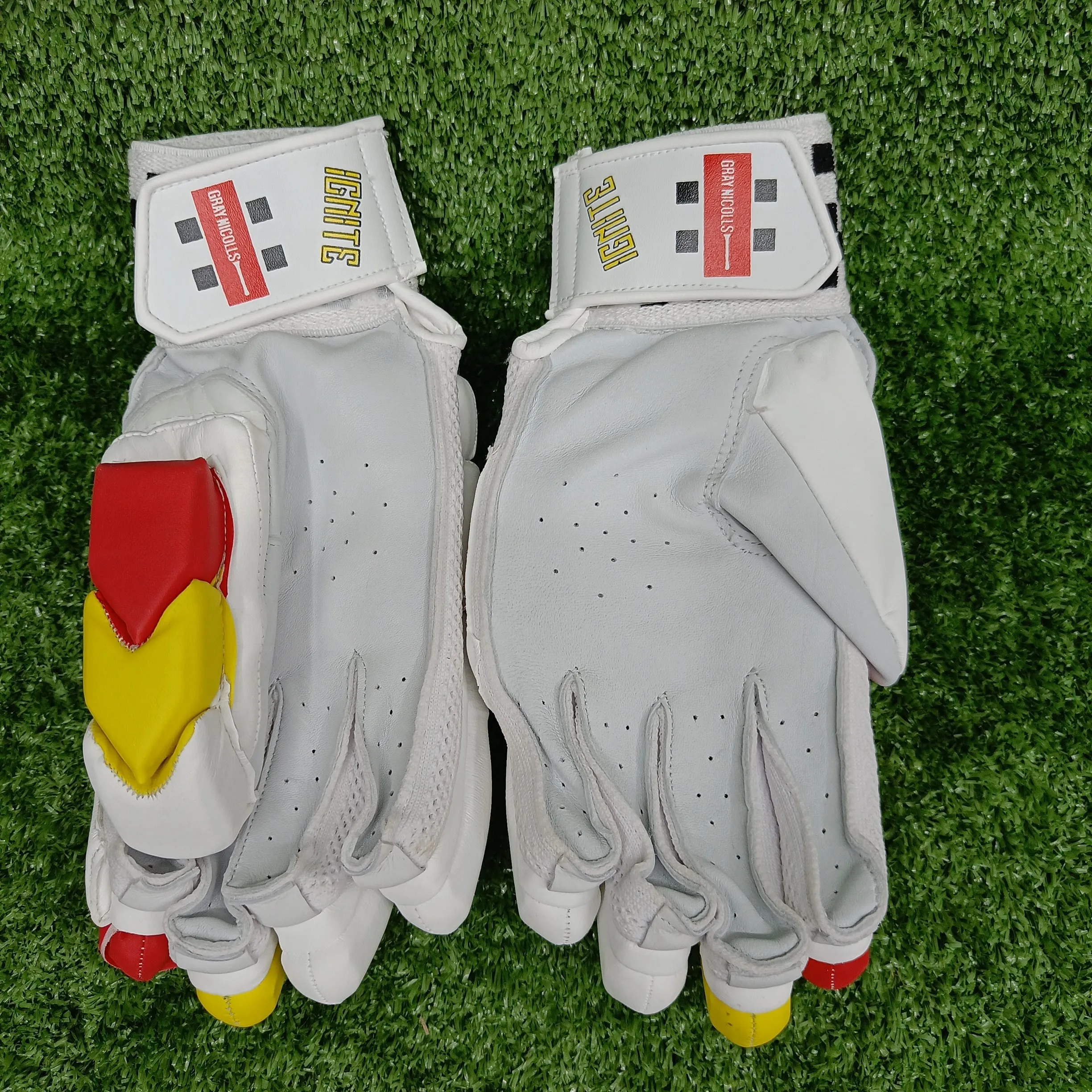 Gray-Nicolls Ignite Cricket Adult Cricket Batting Gloves