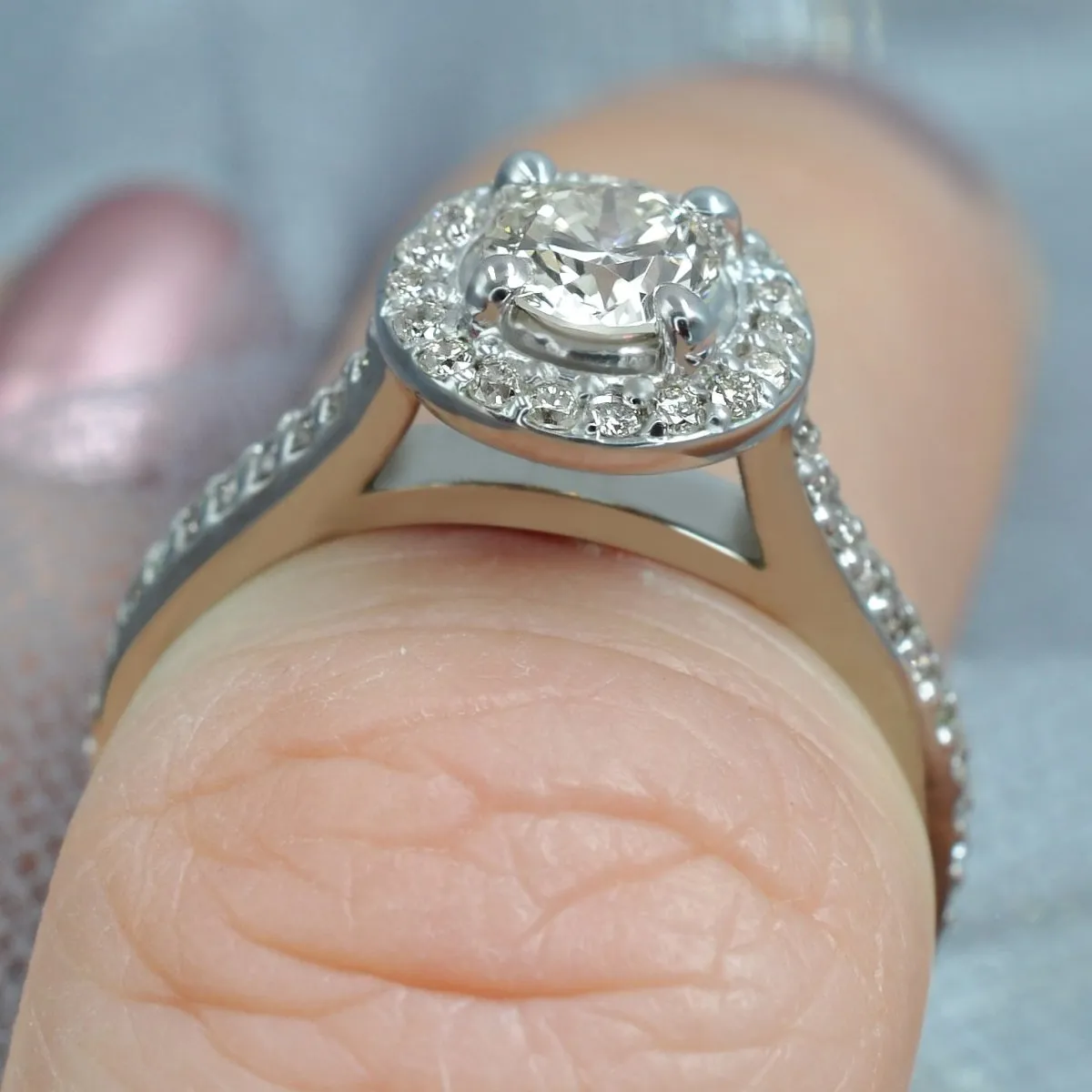 Low-Cost 0.90 CT Round Cut Diamond Engagement Ring in 14 KT White Gold