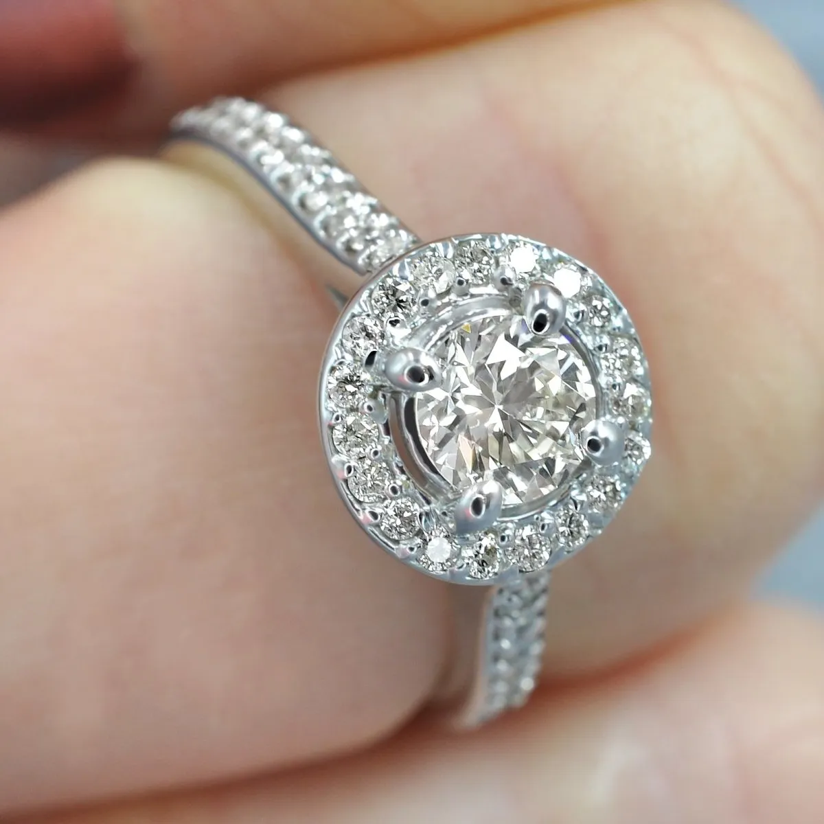 Low-Cost 0.90 CT Round Cut Diamond Engagement Ring in 14 KT White Gold