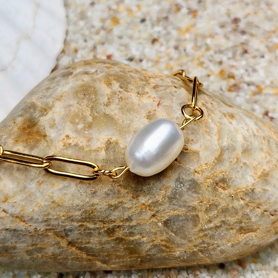 MAISIE WHITE PEARL WATERPROOF 18K PAPERCLIP BRACELET