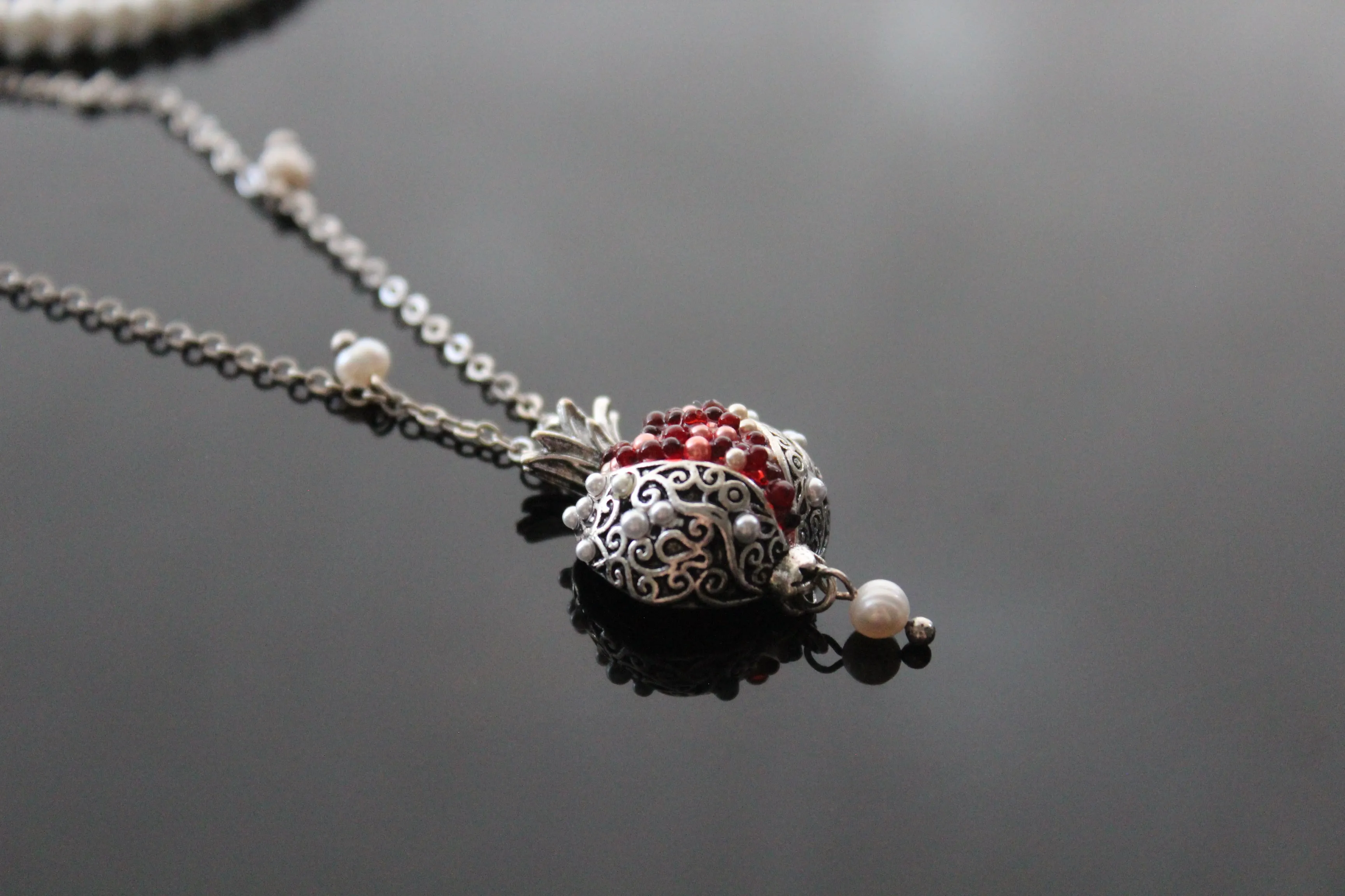 Pomegranate necklace set with pearls