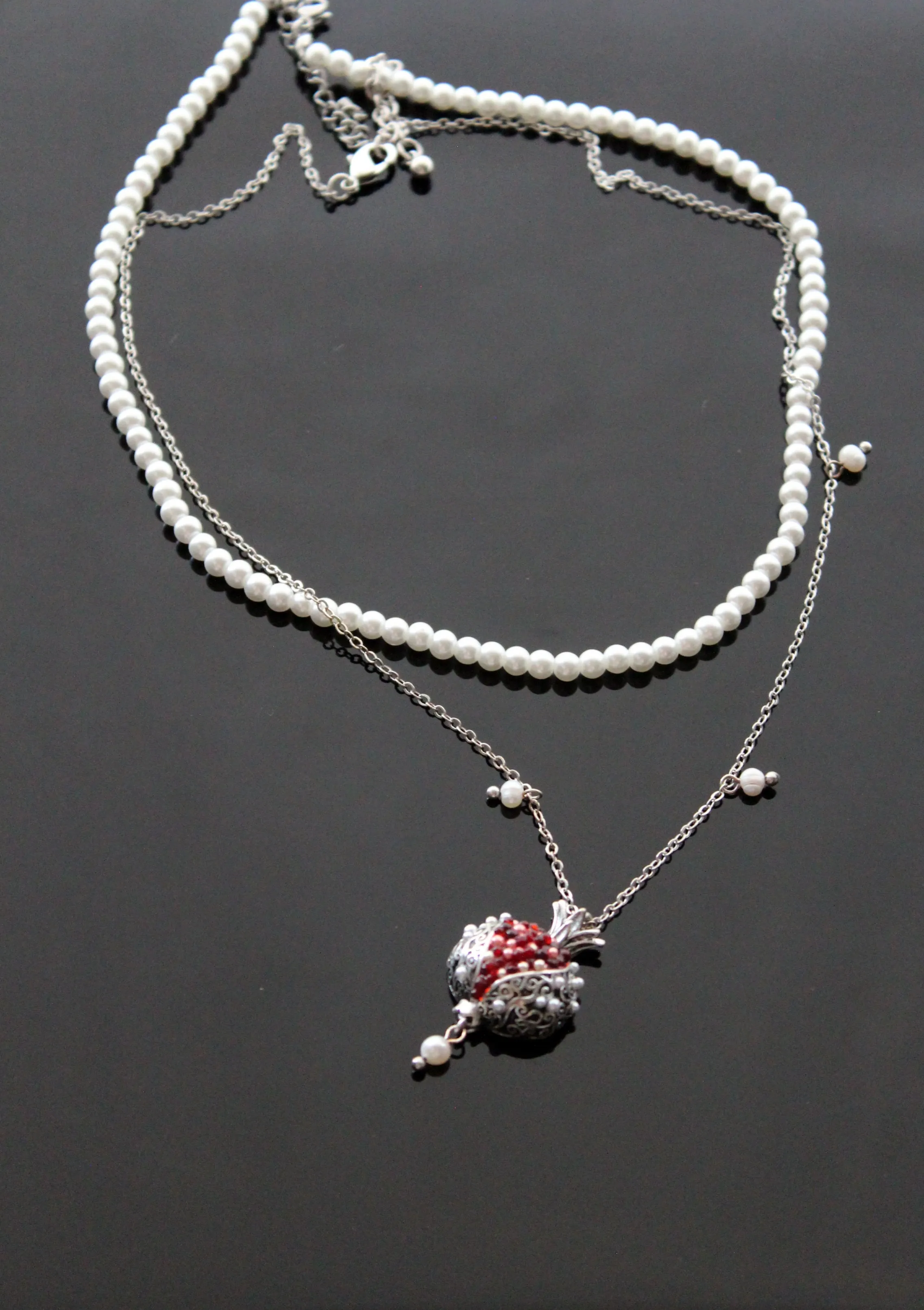 Pomegranate necklace set with pearls