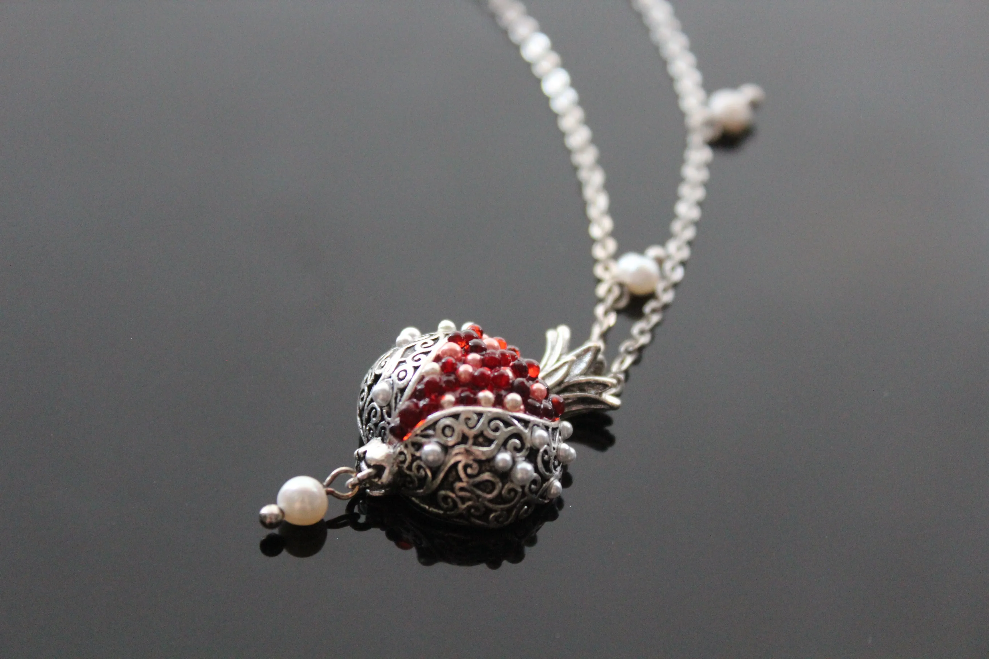 Pomegranate necklace set with pearls